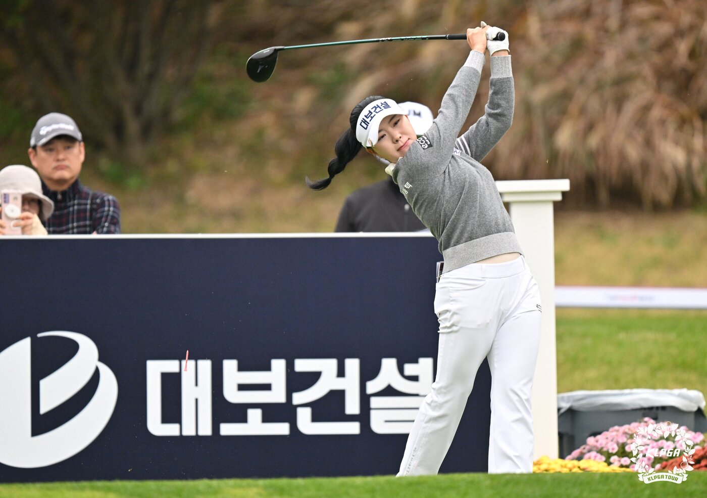 본문 이미지 - 서어진이 8일 경기 파주 서원힐스 CC에서 열린 '대보 하우스디 챔피언십' 2라운드 1번홀에서 티샷을 하고 있다. (KLPGA 제공. 재판매 및 DB 금지) 2025.11.8 ⓒ 뉴스1
