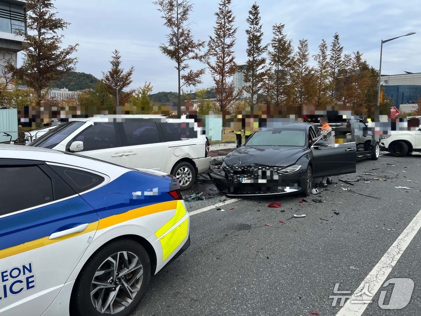 (대전=뉴스1) 김낙희 기자 = 8일 오후 대전 유성구 신세계백화점 앞에서 발생한 6중 추돌 사고 현장에서 소방대원들이 구조 활동을 벌이고 있다. 소방당국은 인력 70명과 장비 3 …