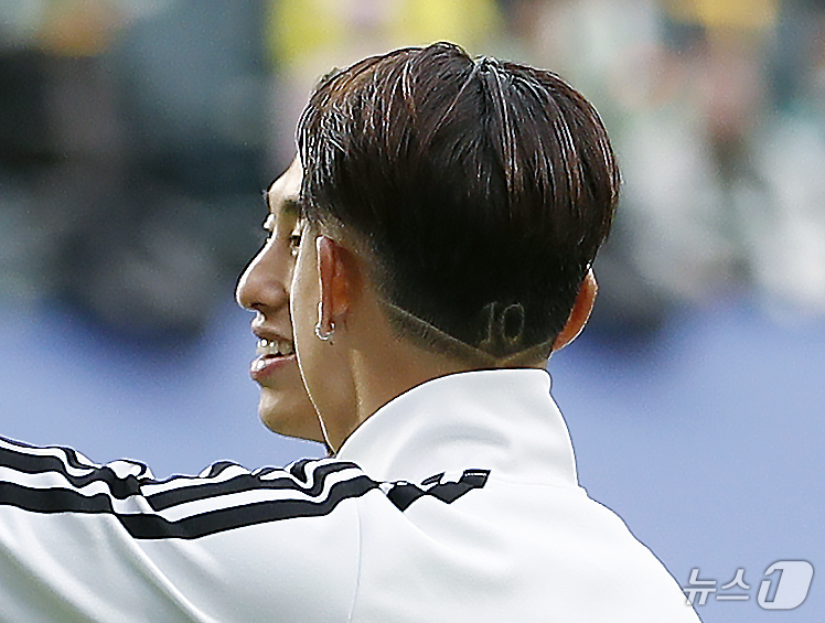 머리에 10을 새긴 이승우의 경기 전 워밍업