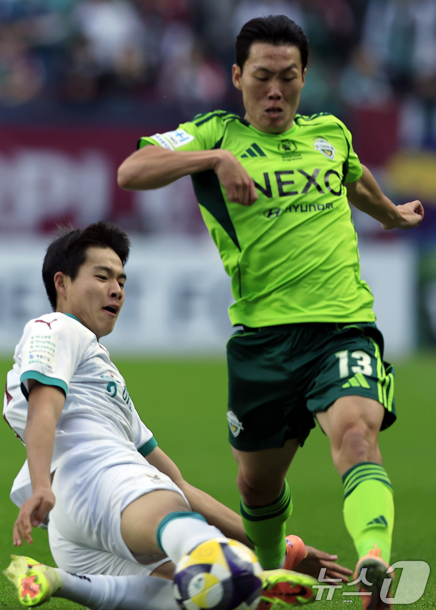 (전주=뉴스1) 박정호 기자 = 8일 오후 전북 전주시 덕진구 기린대로 전주월드컵경기장에서 열린 하나은행 K리그1 2025 36라운드 전북현대와 대전하나시티즌의 경기에서 대전 김현 …