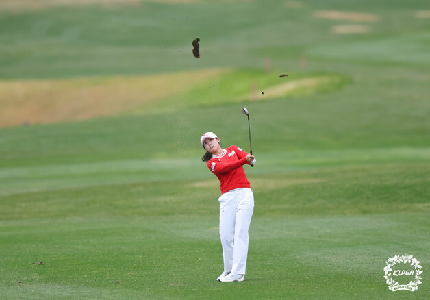 LPGA 진출 앞둔 황유민, KLPGA 최종전 둘째날 공동 선두 도약