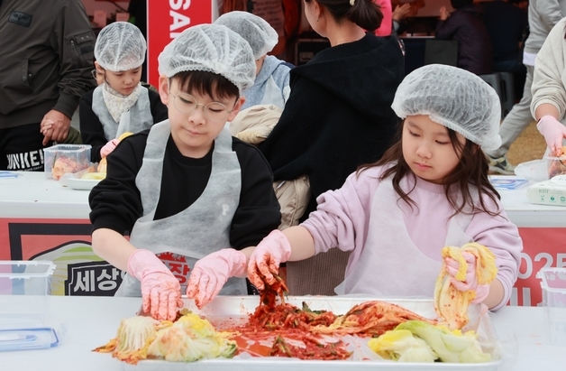 "김치장인, 나야 나"…괴산김장축제서 어린이 80명 체험 참여