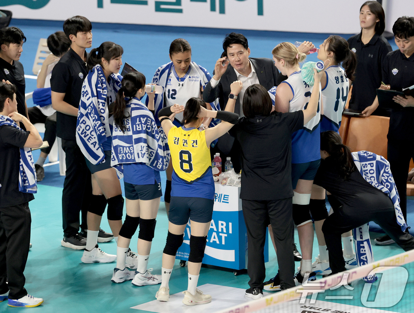 (서울=뉴스1) = 현대건설 강성형 감독이 8일 경북 김천실내체육관에서 열린 진에어 2025-26 V-리그 프로배구대회 현대건설과 도로공사와의 경기에서 선수들에게 작전 지시를 하고 …