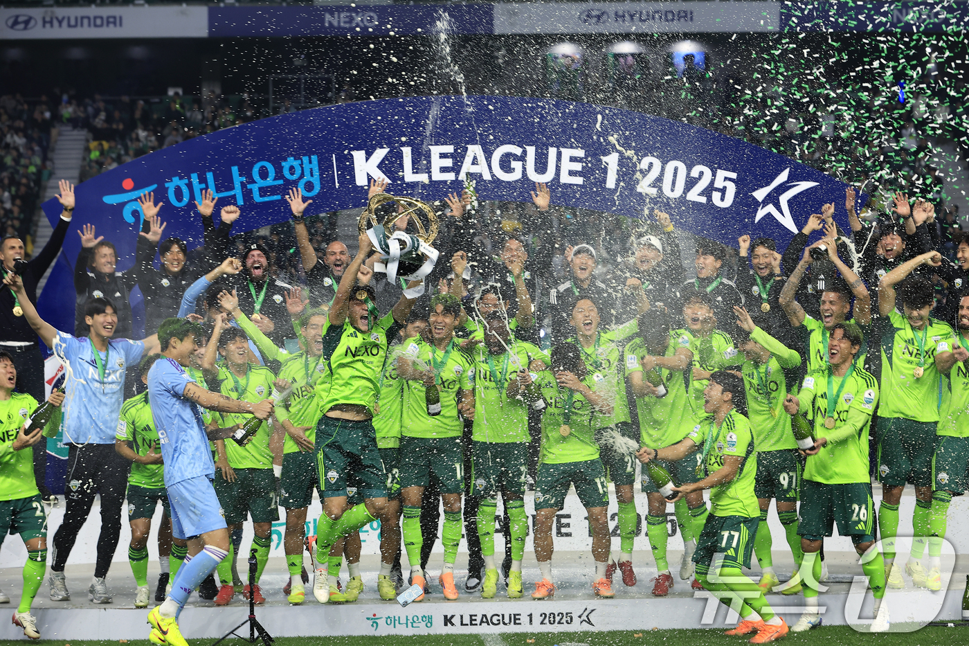 (전주=뉴스1) 박정호 기자 = K리그1 최다이자 최초 통산 10번째 우승이라는 한국프로축구 역사의 새로운 이정표를 세운 전북현대 선수단이 8일 오후 전북 전주시 덕진구 기린대로 …