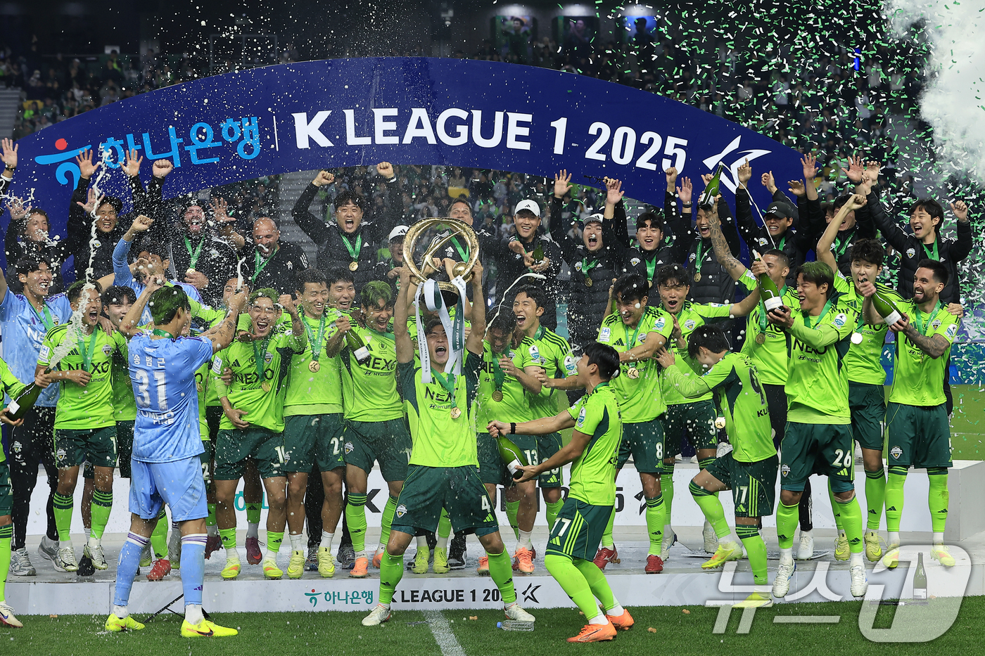 (전주=뉴스1) 박정호 기자 = K리그1 최다이자 최초 통산 10번째 우승이라는 한국프로축구 역사의 새로운 이정표를 세운 전북현대 선수단이 8일 오후 전북 전주시 덕진구 기린대로 …