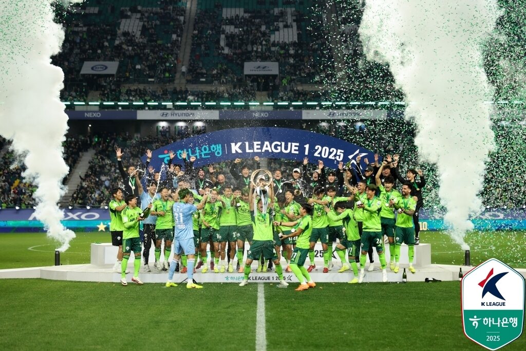 본문 이미지 - K리그1 10회 우승을 축하하는 전북 현대. (한국프로축구연맹 제공)