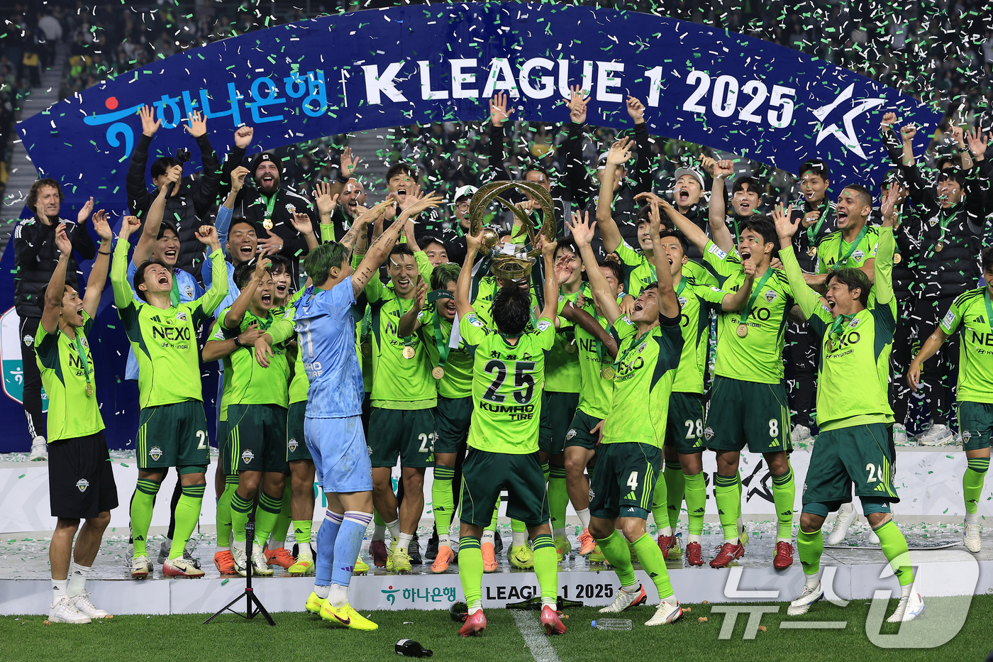 (전주=뉴스1) 박정호 기자 = 전북현대 구단의 모든 리그 우승(10회)을 경험한 레전드 원클럽맨 최철순이 8일 오후 전북 전주시 덕진구 기린대로 전주월드컵경기장에서 열린 하나은행 …