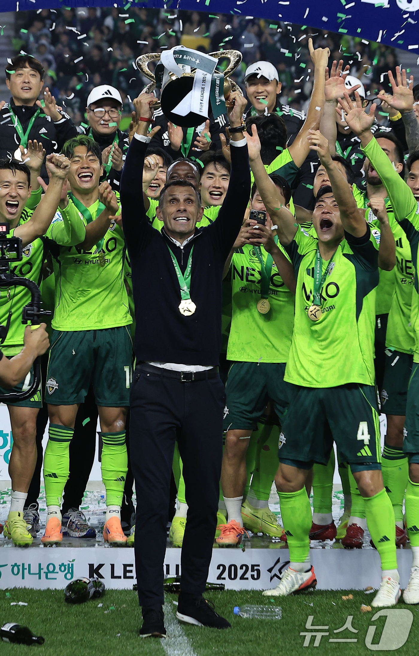 (전주=뉴스1) 박정호 기자 = 거스 포옛 감독이 8일 오후 전북 전주시 덕진구 기린대로 전주월드컵경기장에서 열린 하나은행 K리그1 2025 36라운드 전북현대와 대전하나시티즌의 …