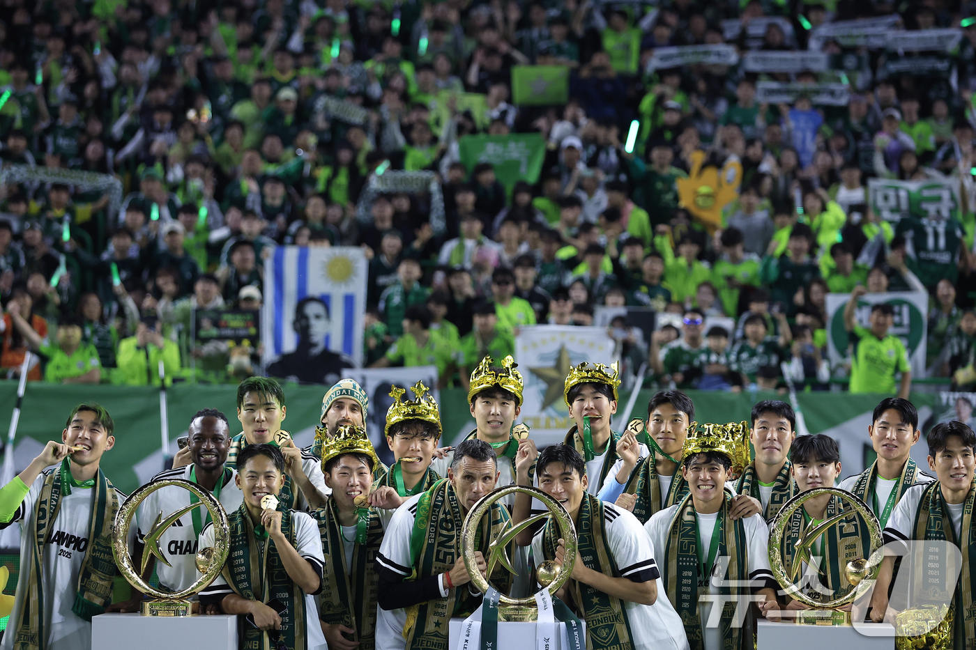 (전주=뉴스1) 박정호 기자 = K리그1 최다이자 최초 통산 10번째 우승이라는 한국프로축구 역사의 새로운 이정표를 세운 전북현대 선수들과 거스 포옛 감독이 8일 오후 전북 전주시 …