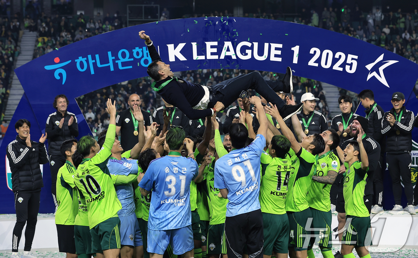(전주=뉴스1) 박정호 기자 = K리그1 최다이자 최초 통산 10번째 우승이라는 한국프로축구 역사의 새로운 이정표를 세운 전북현대 선수들이 8일 오후 전북 전주시 덕진구 기린대로 …