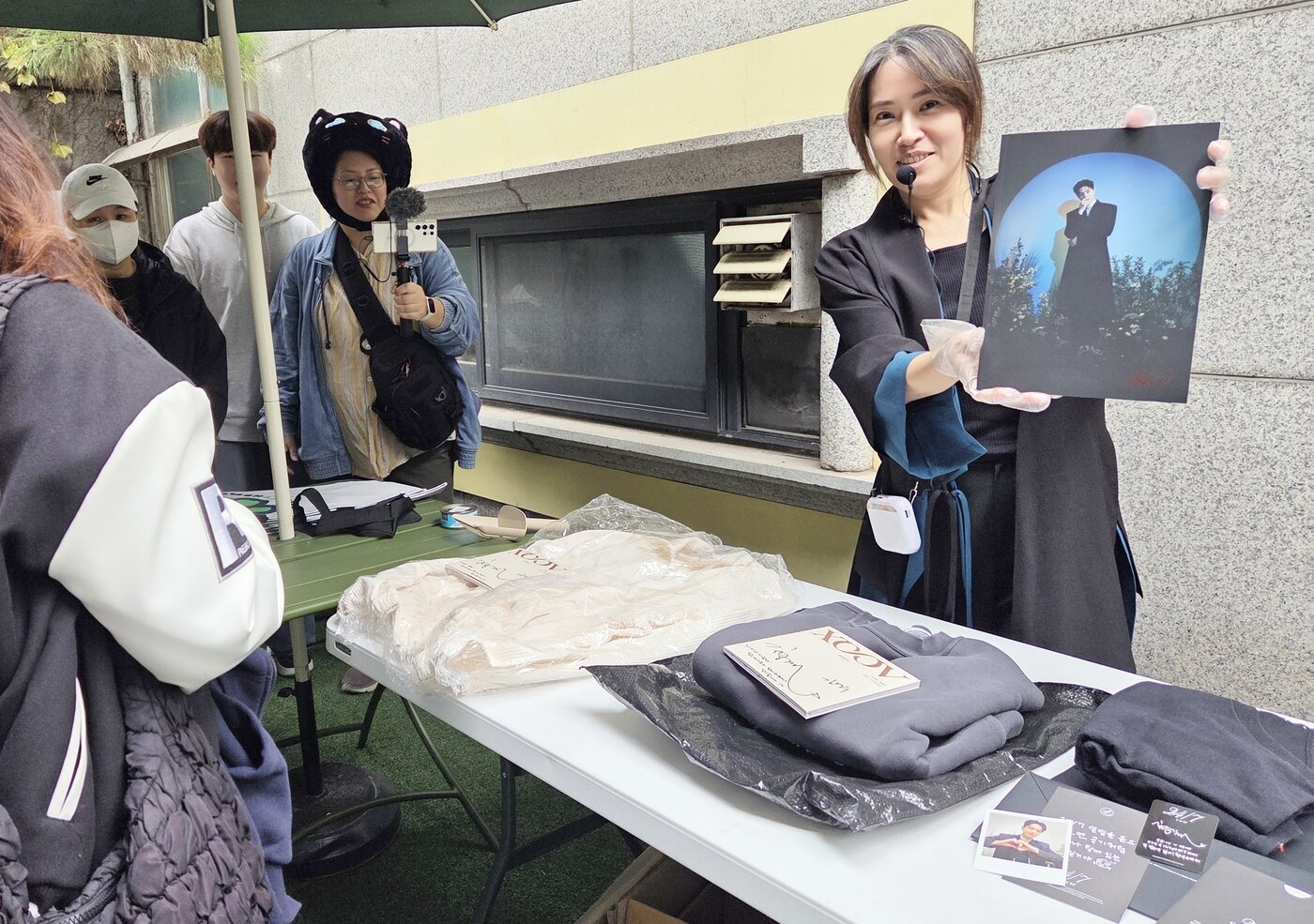 본문 이미지 - 나비야사랑해 후원 바자회에서 열린 인피니트 엘(김명수)의 애장품 경매 현장 ⓒ 뉴스1 한송아 기자