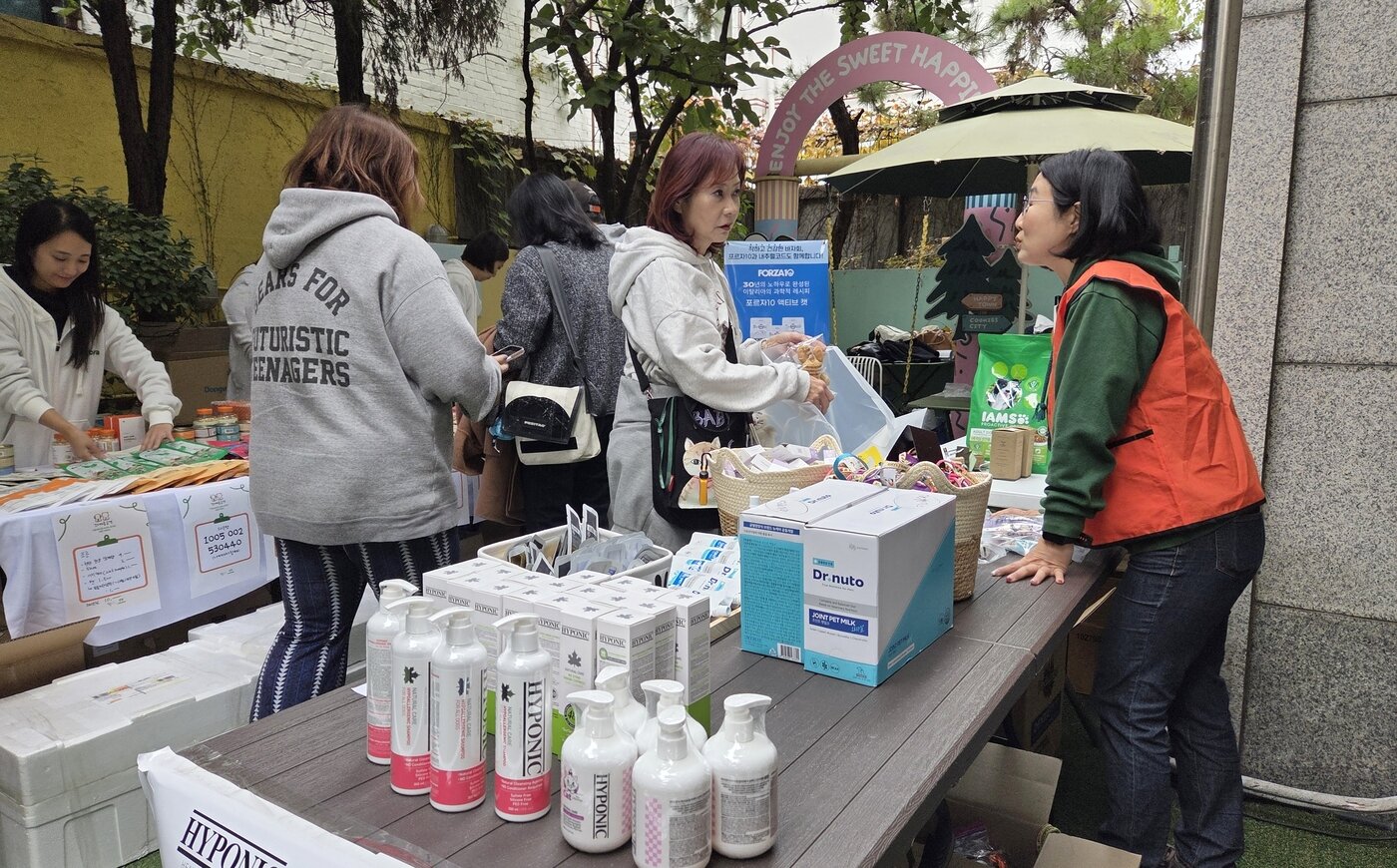 본문 이미지 - 최미금 대표가 지난 8일 서울 성수동에서 열린 바자회에서 후원 물품에 대해 설명하고 있다. ⓒ 뉴스1 한송아 기자