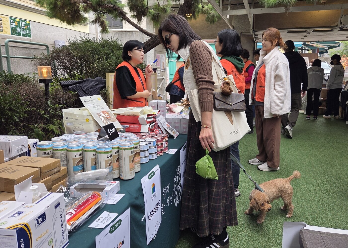 본문 이미지 - 지난 8일 서울 성수동에서 열린 유기동물 후원 바자회에 방문한 반려인이 물품을 구경하고 있다. ⓒ 뉴스1 한송아 기자
