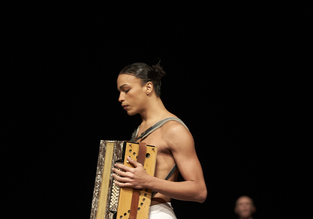 "괴롭고 사랑스럽다"…겨울 지나 인생의 카네이션은 또 피네