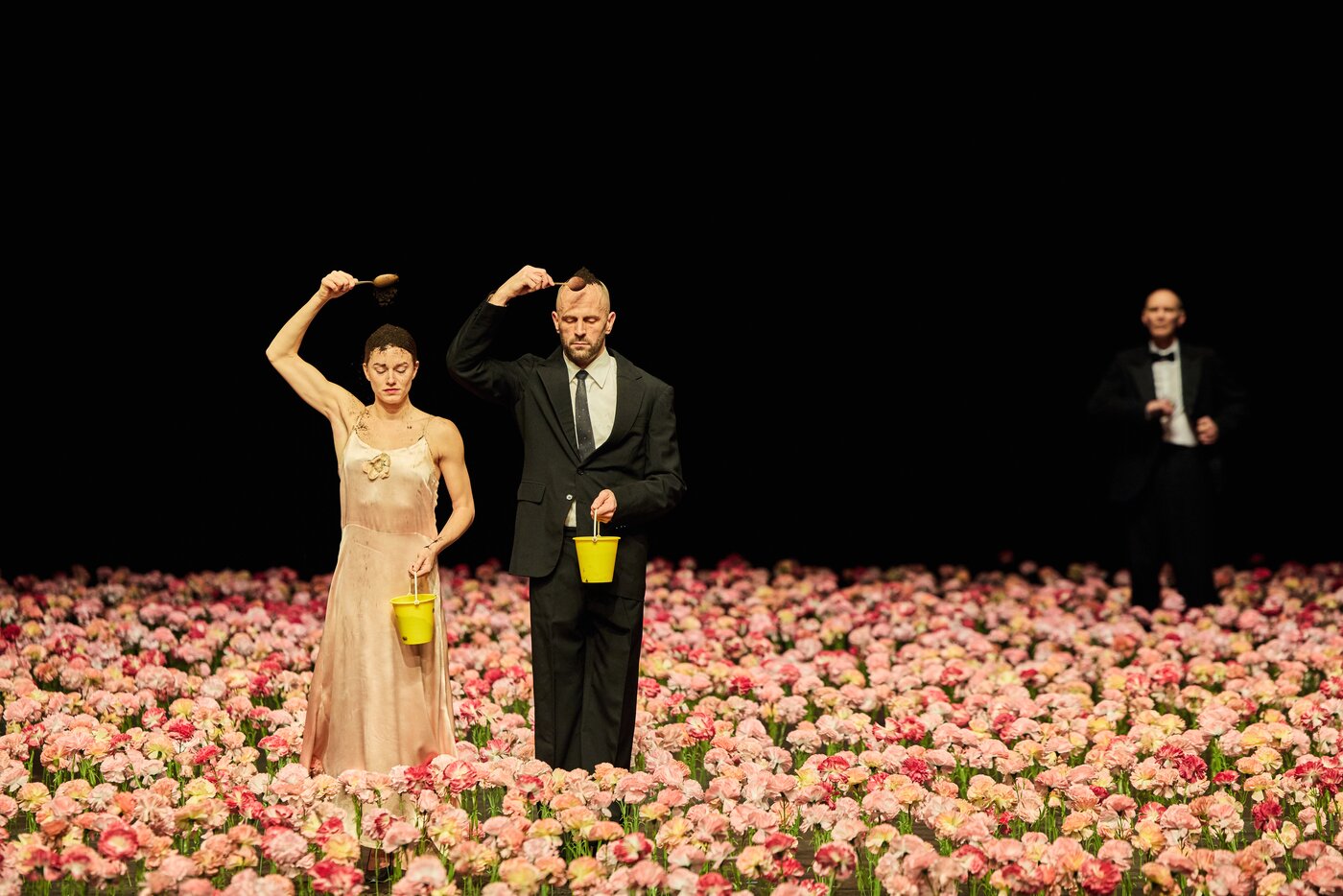 본문 이미지 - 피나 바우쉬의 &#39;카네이션&#39; 공연 장면&#40;LG아트센터 제공&#41;