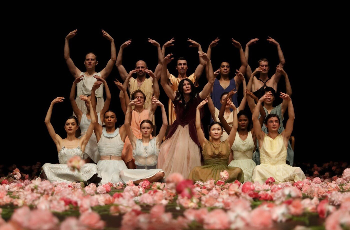 본문 이미지 - &#39;카네이션&#39; 공연 장면ⓒLaszlo Szito&#40;LG아트센터 제공&#41;