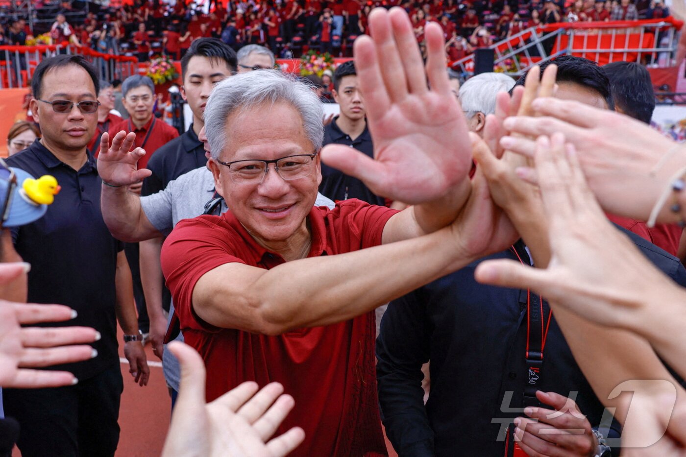 본문 이미지 - 젠슨 황 엔비디아 CEO가 8일 대한 신주에서 열린 TSMC 체육대회에 참석, 직원들과 하이파이브를 하고 있다. ⓒ 로이터=뉴스1 ⓒ News1 박형기 기자