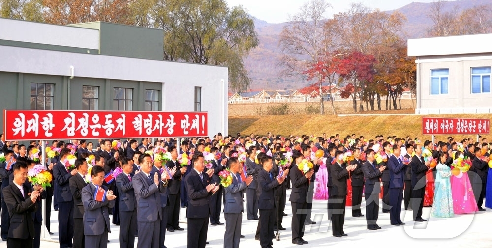 (평양 노동신문=뉴스1) = 북한 노동당 기관지 노동신문은 9일 "라선시에서 구룡평젖소염소목장에 공공건물들 새로 건설돼 준공식 진행됐다"고 보도했다. [국내에서만 사용가능. 재배포 …