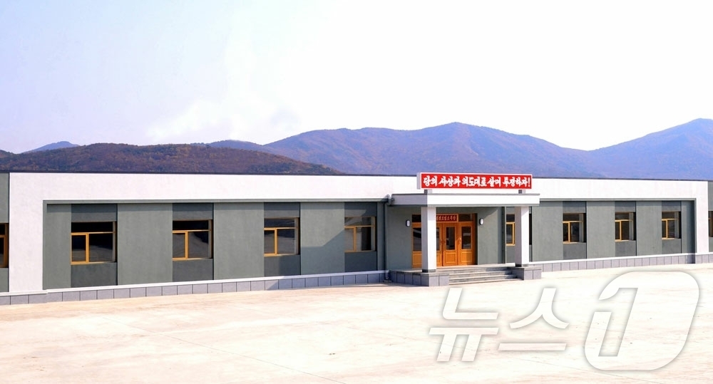 (평양 노동신문=뉴스1) = 북한 노동당 기관지 노동신문은 9일 "라선시에서 구룡평젖소염소목장에 공공건물들 새로 건설돼 준공식 진행됐다"고 보도했다. [국내에서만 사용가능. 재배포 …