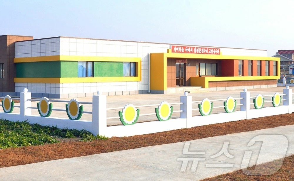 (평양 노동신문=뉴스1) = 북한 노동당 기관지 노동신문은 9일 "라선시에서 구룡평젖소염소목장에 공공건물들 새로 건설돼 준공식 진행됐다"고 보도했다. [국내에서만 사용가능. 재배포 …