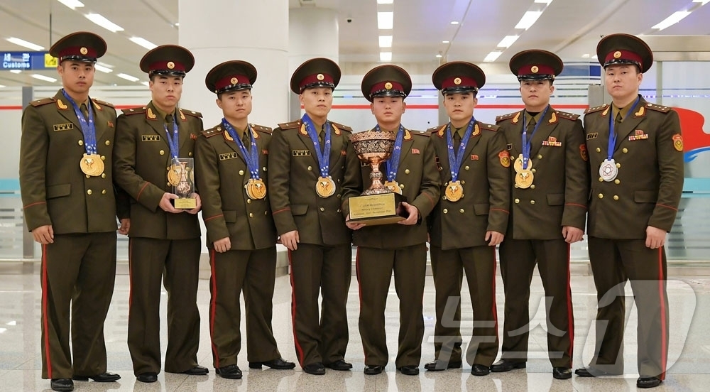 (평양 노동신문=뉴스1) = 북한 노동당 기관지 노동신문은 9일 "이란에서 진행된 제1차 국제군사체육이사회 군대남자역기경기대회에 참가하였던 우리 선수들이 귀국하였다"며 "이번 경기 …