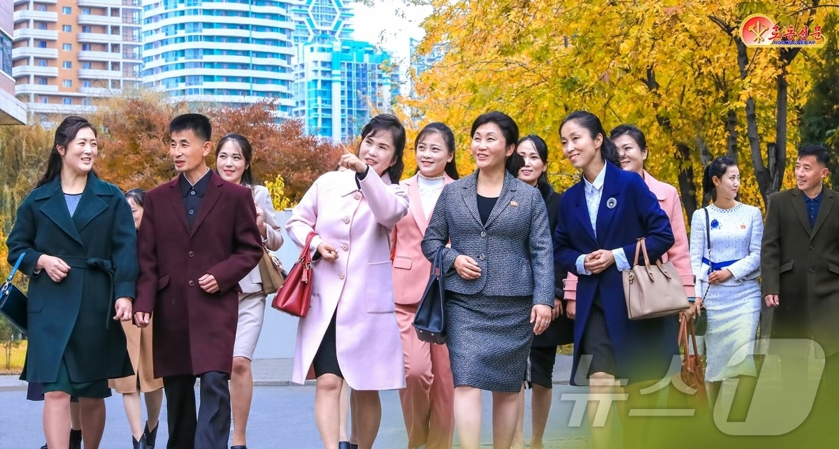 (평양 노동신문=뉴스1) = 북한 노동당 기관지 노동신문은 9일 "위대한 당의 현명한 영도 밑에 온 나라가 새 생활, 새 문명 창조로 들끓고 있는 속에 우리의 옷차림 문화도 나날이 …