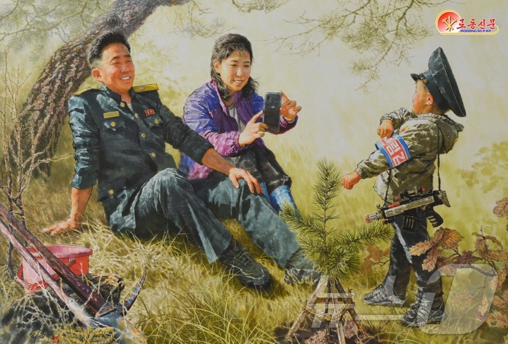 (평양 노동신문=뉴스1) = 북한 노동당 기관지 노동신문은 9일 조선화 '푸른 숲의 내일'을 조명하며 "햇빛이 따뜻이 비치는 산속에서 젊은 산림감독원이 아내와 아들과 함께 어린 나 …