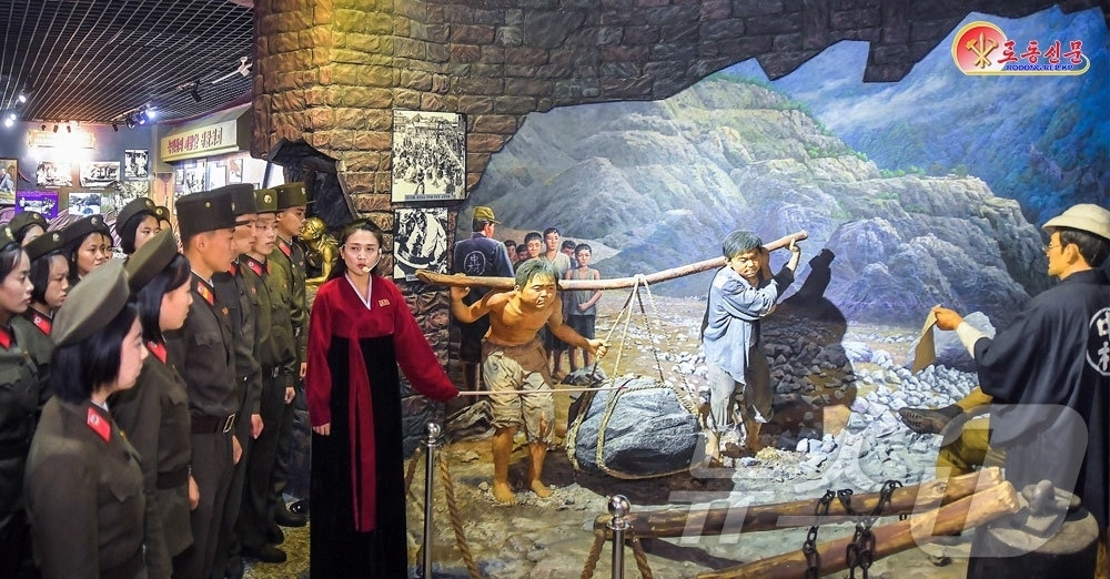 (평양 노동신문=뉴스1) = 북한 노동당 기관지 노동신문은 9일 "천년숙적 일제의 죄악을 반드시 결산하고야말 결의에 넘쳐있는 인민군 군인들"이라며 중앙계급교양관을 조명했다. [국내 …