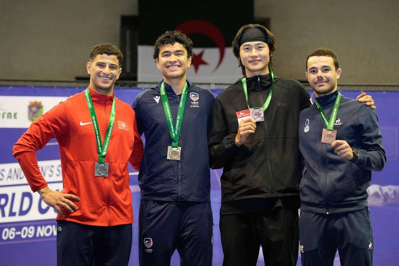 본문 이미지 - 펜싱 남자 사브르 오상욱&#40;오른쪽에서 2번째&#41;이 9일&#40;한국시간&#41; 열린 알제리 월드컵에서 동메당를 차지했다. &#40;대한펜싱협회 제공&#41;