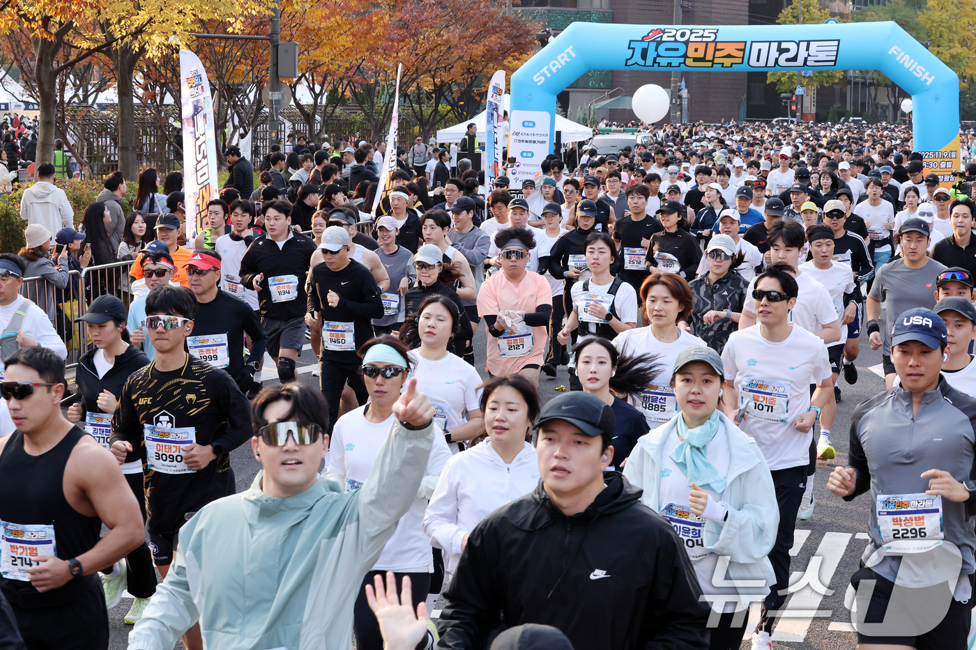 (서울=뉴스1) 이호윤 기자 = 9일 서울 중구 서울광장에서 열린 '2025 자유민주 마라톤'에서 참가자들이 힘차게 출발하고 있다. 이번 마라톤은 올해 2년째로, 민주주의의 역사적 …