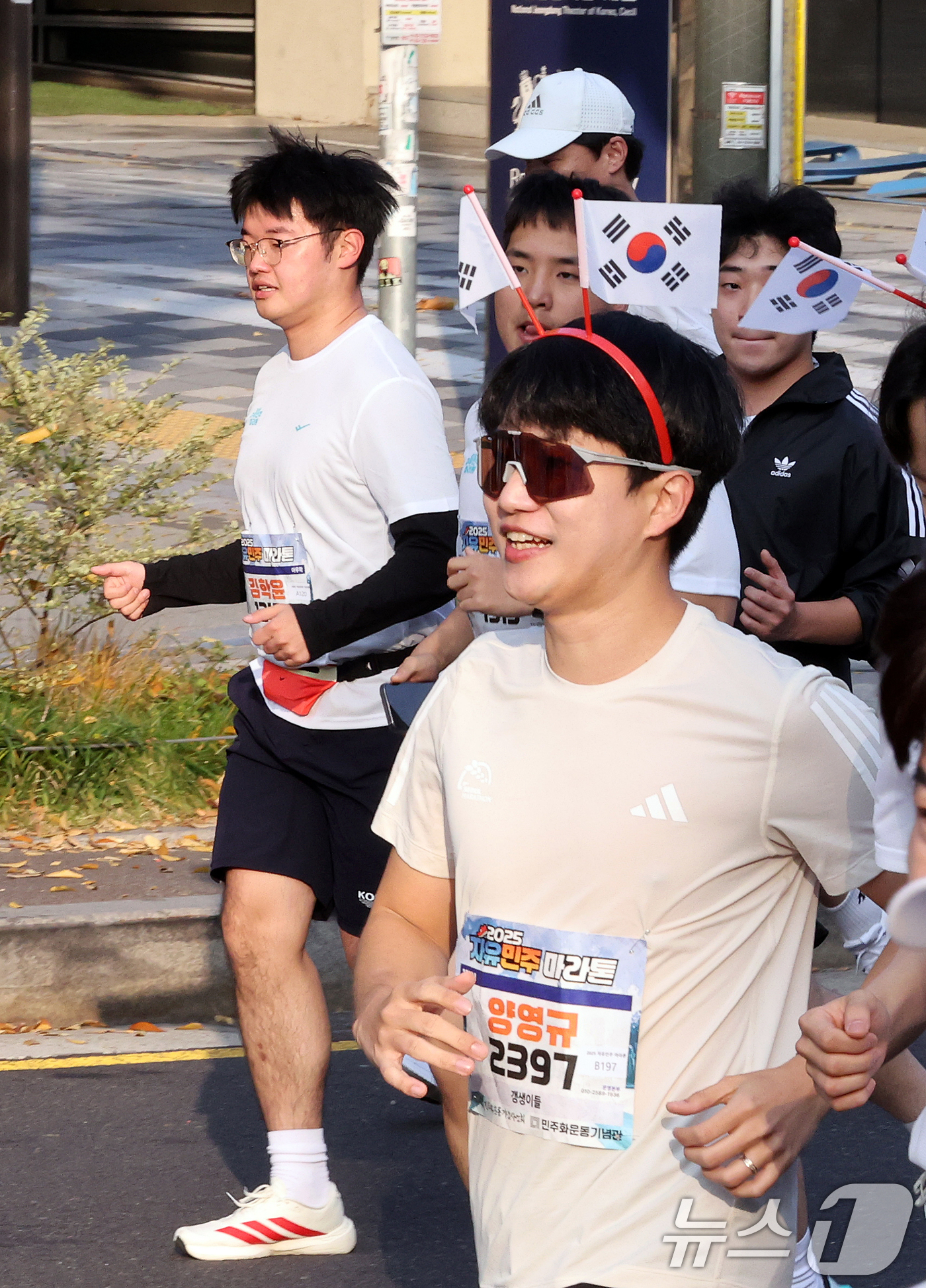 (서울=뉴스1) 이호윤 기자 = 9일 서울 중구 서울광장에서 열린 '2025 자유민주 마라톤'에서 참가자가 태극기 머리띠를 하고 달리고 있다. 이번 마라톤은 올해 2년째로, 민주주 …