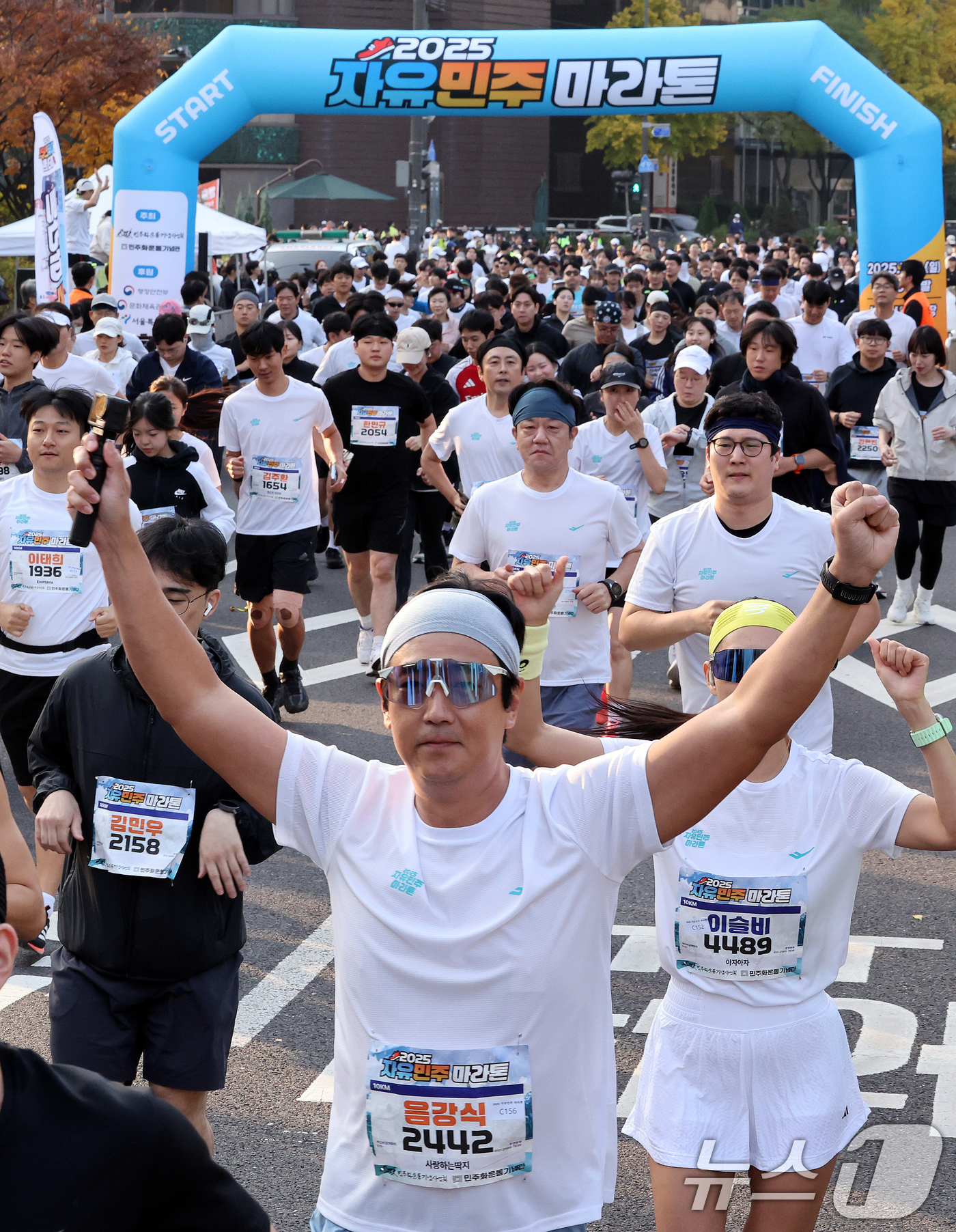 (서울=뉴스1) 이호윤 기자 = 9일 서울 중구 서울광장에서 열린 '2025 자유민주 마라톤'에서 참가자들이 힘차게 출발하고 있다. 이번 마라톤은 올해 2년째로, 민주주의의 역사적 …