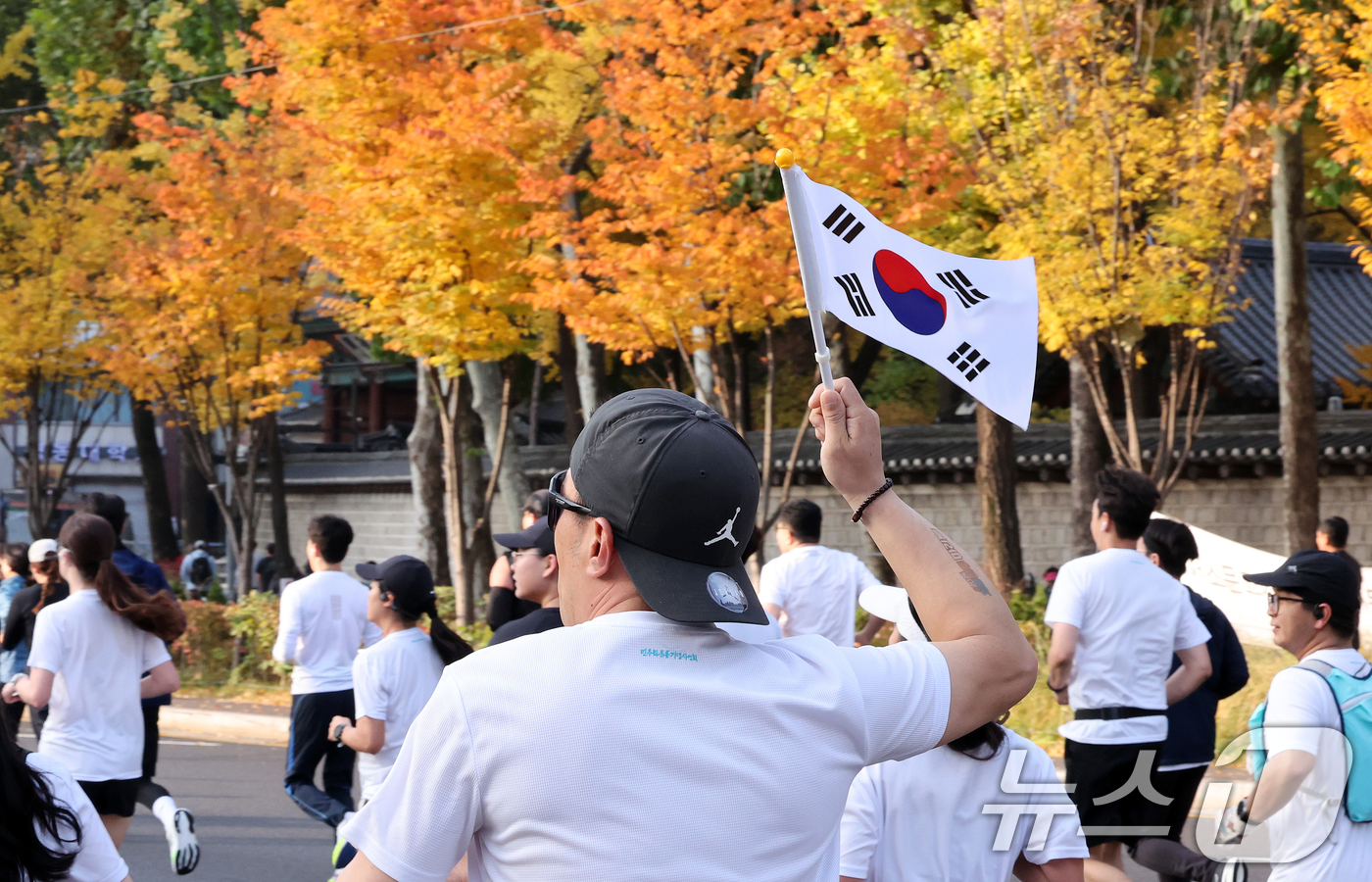 (서울=뉴스1) 이호윤 기자 = 9일 서울 중구 서울광장에서 열린 '2025 자유민주 마라톤'에서 참가자가 태극기를 들고 달리고 있다. 이번 마라톤은 올해 2년째로, 민주주의의 역 …