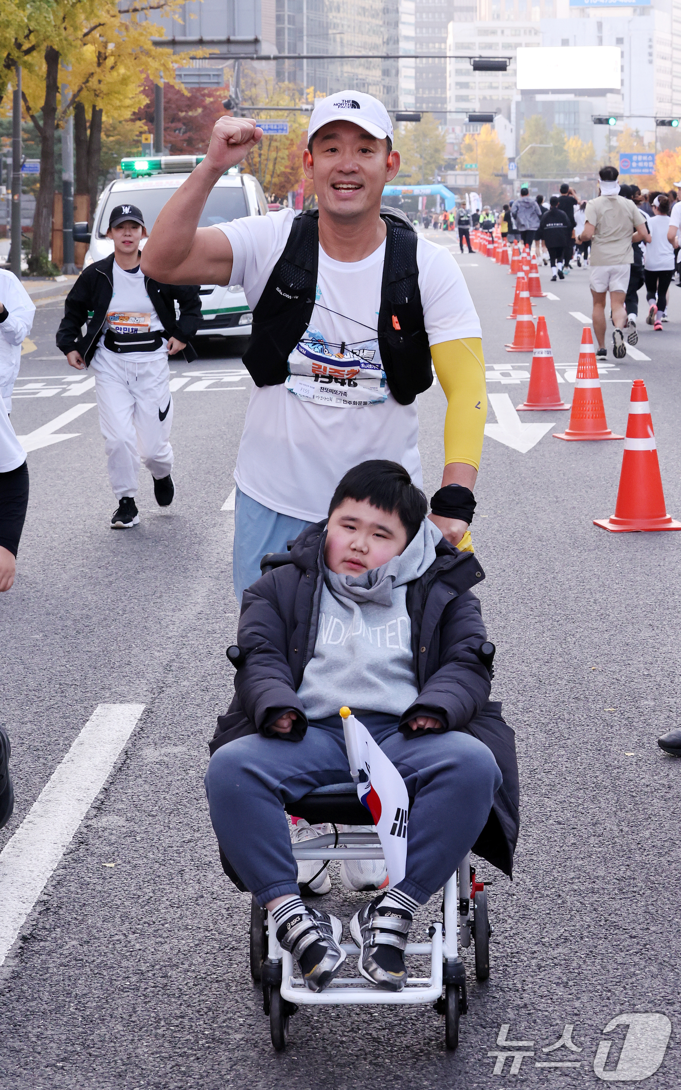 (서울=뉴스1) 이호윤 기자 = 9일 서울 중구 서울광장에서 열린 '2025 자유민주 마라톤'에서 참가자들이 힘차게 달리고 있다. 이번 마라톤은 올해 2년째로, 민주주의의 역사적 …