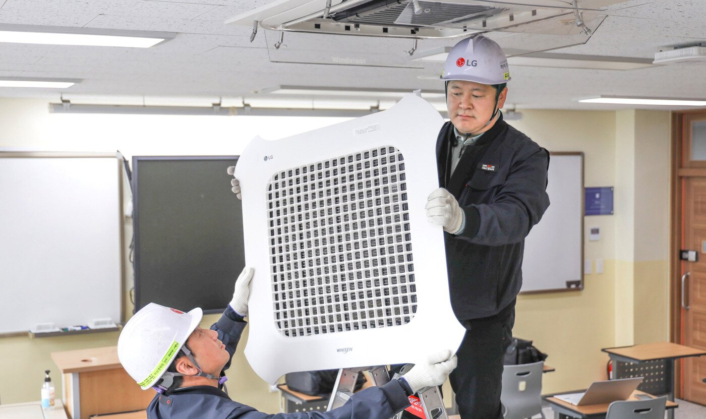 본문 이미지 - LG전자 시스템에어컨 유지보수를 담당하는 하이엠솔루텍 서비스 엔지니어들이 수능 시험장에 설치된 냉난방 시스템에어컨 작동 이상 유무를 점검하고 있다&#40;LG전자 제공&#41;. ⓒ 뉴스1