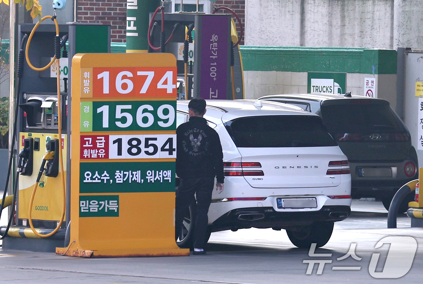 (서울=뉴스1) 구윤성 기자 = 전국 주유소 휘발유 가격이 2주 연속 상승세를 보인 가운데 9일 서울 시내의 한 주유소에 유가정보가 게시돼 있다.지난 8일 한국석유공사 유가정보시스 …