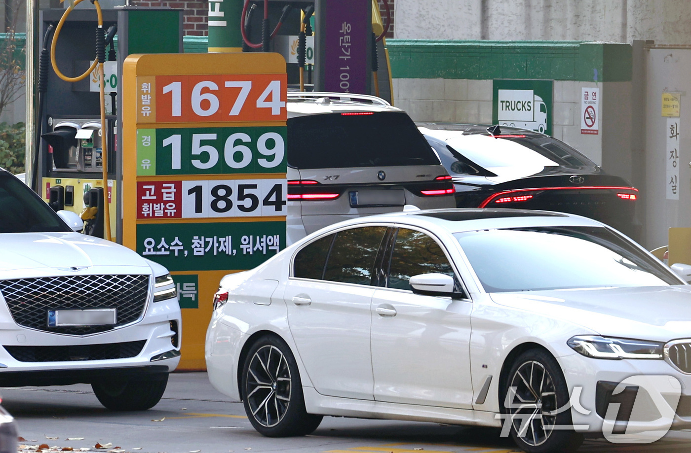 (서울=뉴스1) 구윤성 기자 = 전국 주유소 휘발유 가격이 2주 연속 상승세를 보인 가운데 9일 서울 시내의 한 주유소에 유가정보가 게시돼 있다.지난 8일 한국석유공사 유가정보시스 …