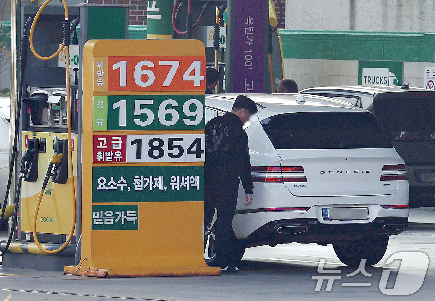 (서울=뉴스1) 구윤성 기자 = 전국 주유소 휘발유 가격이 2주 연속 상승세를 보인 가운데 9일 서울 시내의 한 주유소에 유가정보가 게시돼 있다.지난 8일 한국석유공사 유가정보시스 …