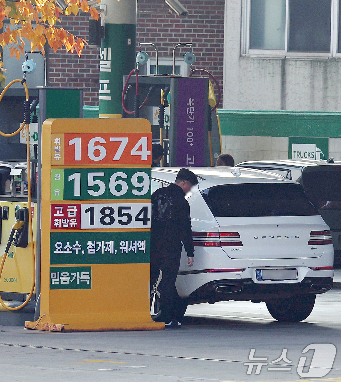 (서울=뉴스1) 구윤성 기자 = 전국 주유소 휘발유 가격이 2주 연속 상승세를 보인 가운데 9일 서울 시내의 한 주유소에 유가정보가 게시돼 있다.지난 8일 한국석유공사 유가정보시스 …