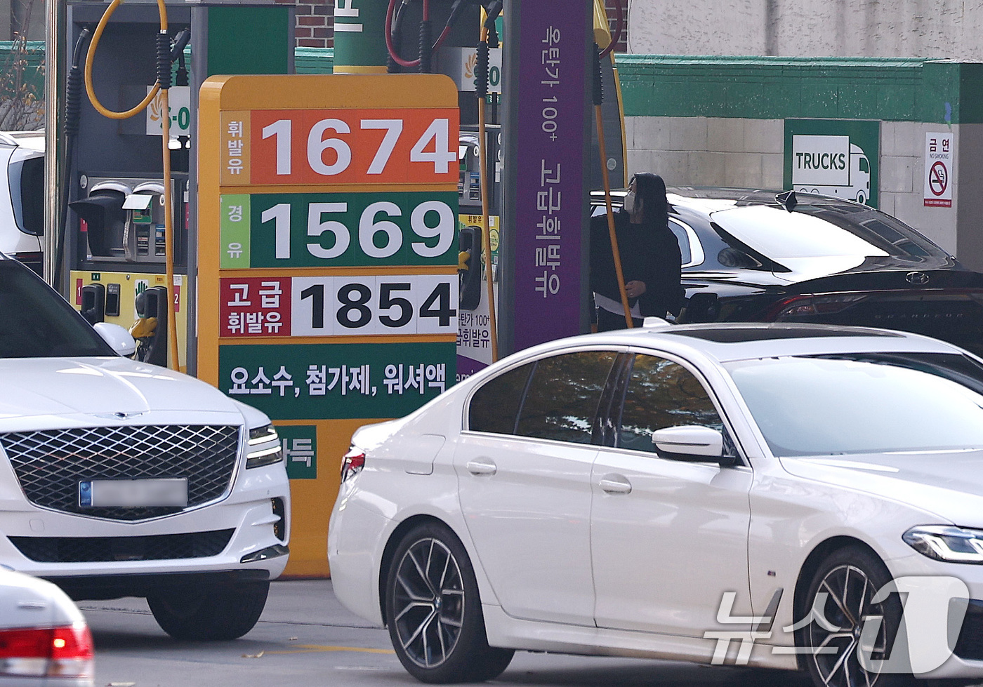 (서울=뉴스1) 구윤성 기자 = 전국 주유소 휘발유 가격이 2주 연속 상승세를 보인 가운데 9일 서울 시내의 한 주유소에 유가정보가 게시돼 있다.지난 8일 한국석유공사 유가정보시스 …