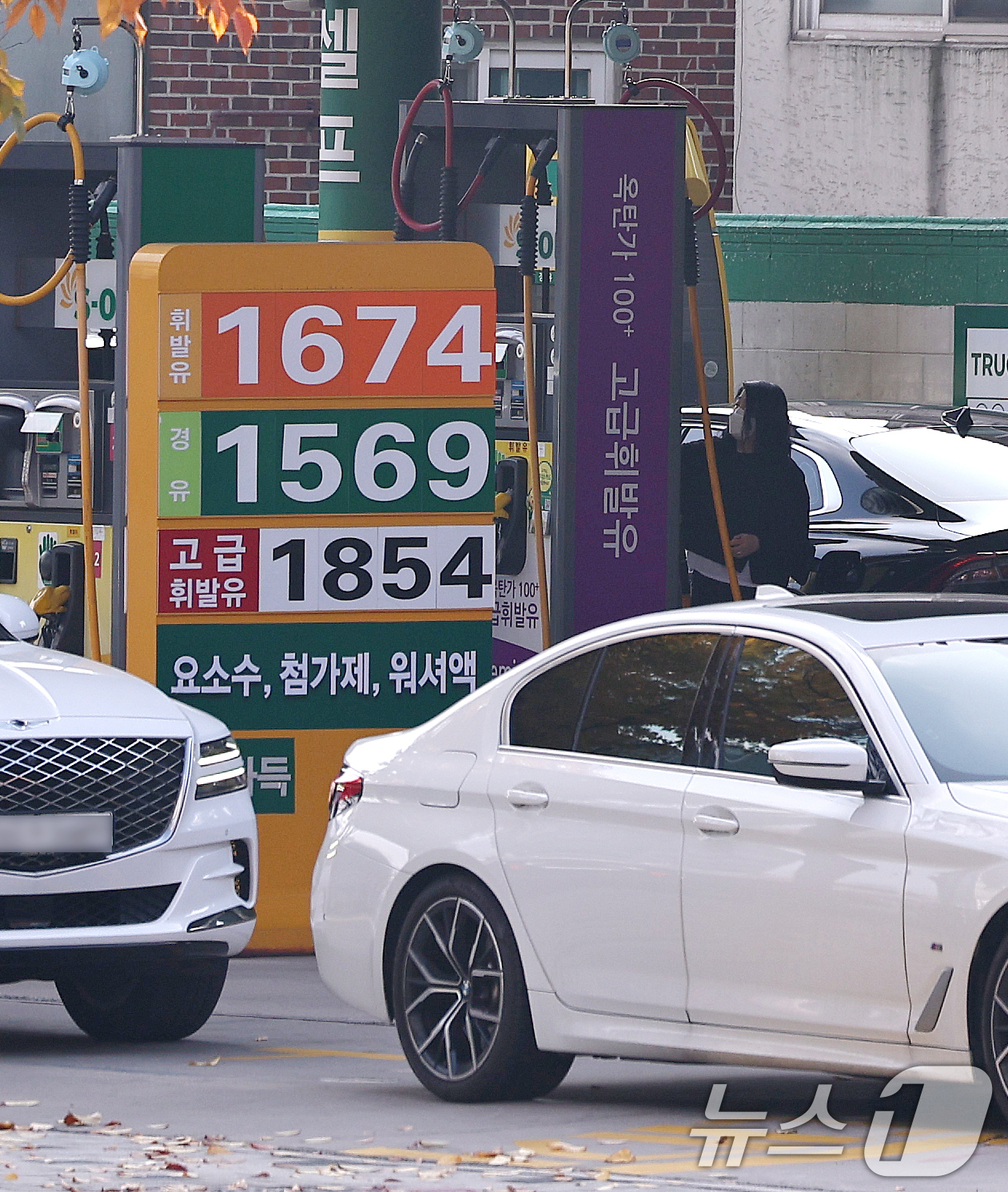 (서울=뉴스1) 구윤성 기자 = 전국 주유소 휘발유 가격이 2주 연속 상승세를 보인 가운데 9일 서울 시내의 한 주유소에 유가정보가 게시돼 있다.지난 8일 한국석유공사 유가정보시스 …