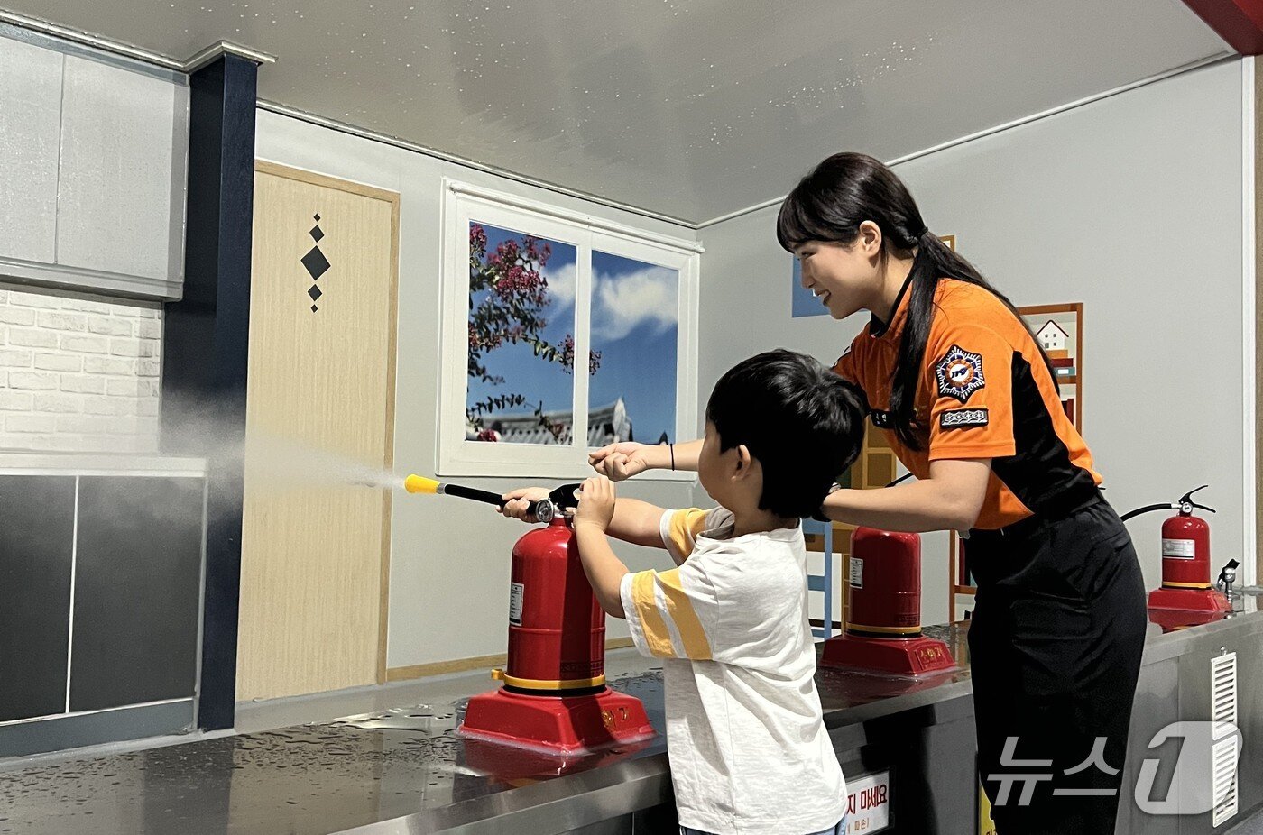 본문 이미지 - 구은진 소방장이 전북119안전체험관에서 소화기 사용법을 교육하고 있다.2025.11.9/뉴스1