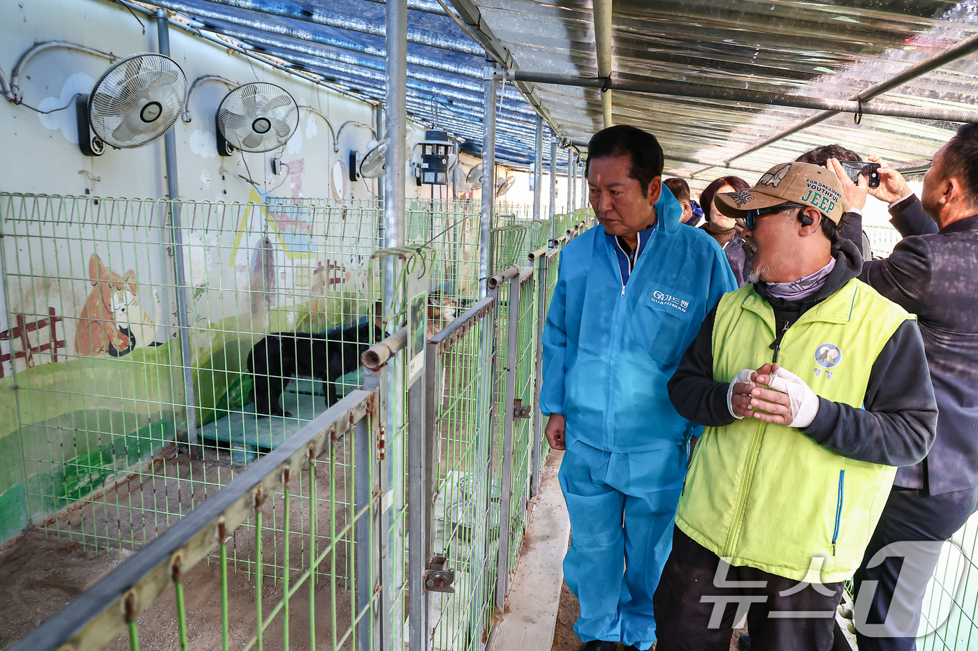 (용인=뉴스1) 김도우 기자 = 정청래 더불어민주당 대표가 9일 용인시 처인구의 한 유기견 보호소를 봉사활동차 방문해 내부시설을 둘러보고 있다. 2025.11.9/뉴스1