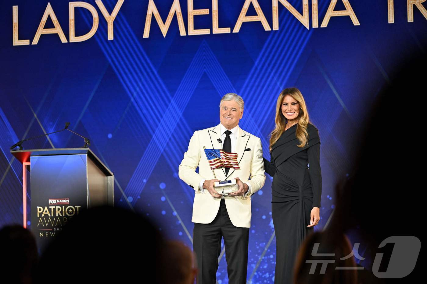 본문 이미지 - 멜라니아 트럼프 여사가 6일&#40;현지시간&#41; 뉴욕 틸레스 공연예술센터에서 열린 폭스 네이션 주최 올해의 애국자상 시상식에 참석해 상을 받고 있다. ⓒ AFP=뉴스1