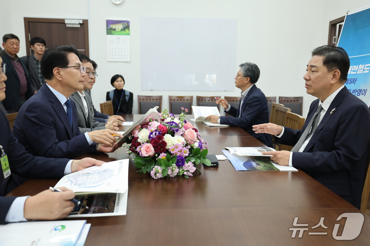 본문 이미지 - 심덕섭 전북 고창군수가 김병기 민주당 원내대표를 만나 지역 현안사업을 설명하고 있다.&#40;고창군제공, 재판매 및 DB금지&#41;2025.11.9/뉴스1