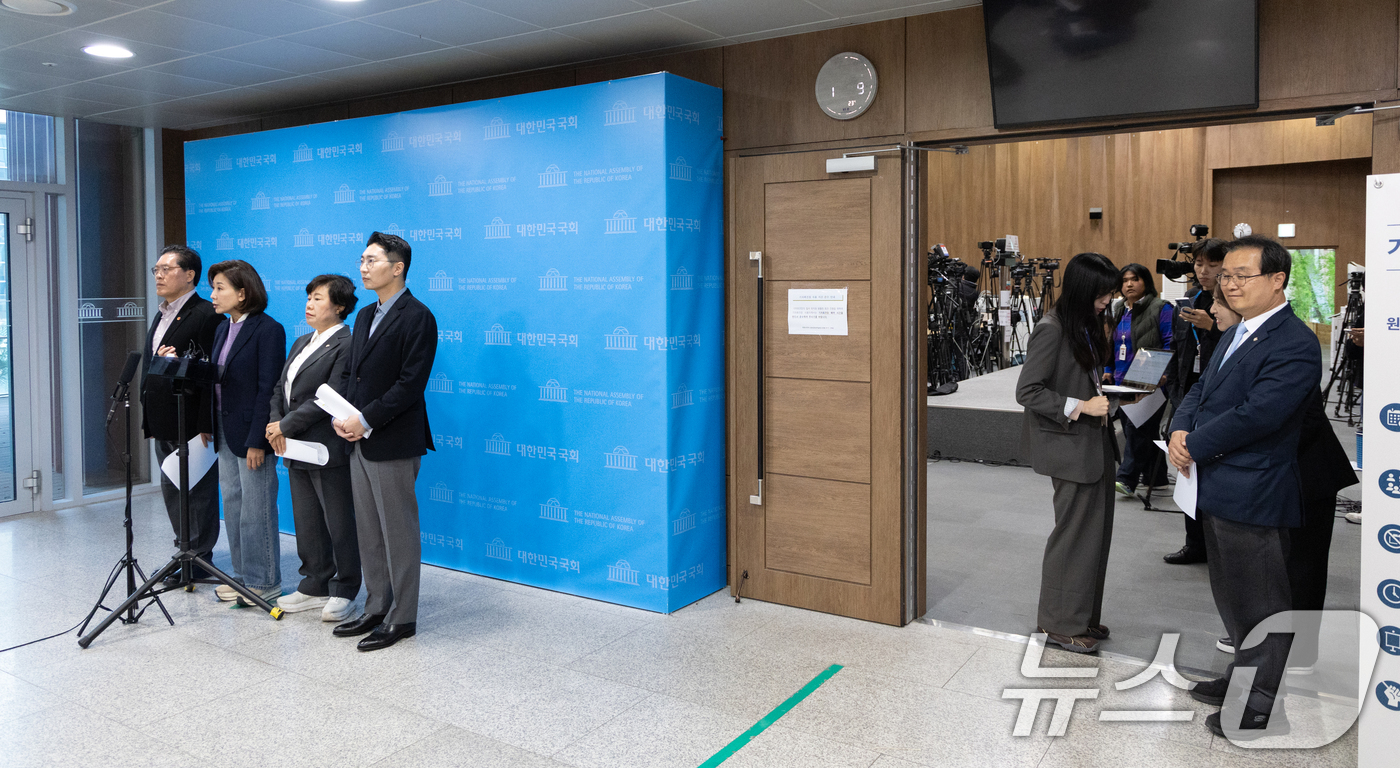 (서울=뉴스1) 이승배 기자 = 나경원 국민의힘 의원을 비롯한 법제사법위원들이 9일 서울 여의도 국회 소통관에서 대장동 사건 항소 포기 관련 현안 기자회견을 마치고 백브리핑을 하는 …