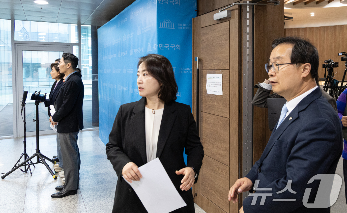 (서울=뉴스1) 이승배 기자 = 나경원 국민의힘 의원을 비롯한 법제사법위원들이 9일 서울 여의도 국회 소통관에서 대장동 사건 항소 포기 관련 현안 기자회견을 마치고 백브리핑을 하는 …