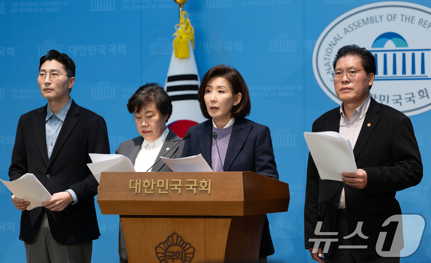 (서울=뉴스1) 이승배 기자 = 나경원 국민의힘 의원을 비롯한 법제사법위원들이 9일 서울 여의도 국회 소통관에서 대장동 사건 항소 포기 관련 현안 기자회견을 하고 있다. 2025. …