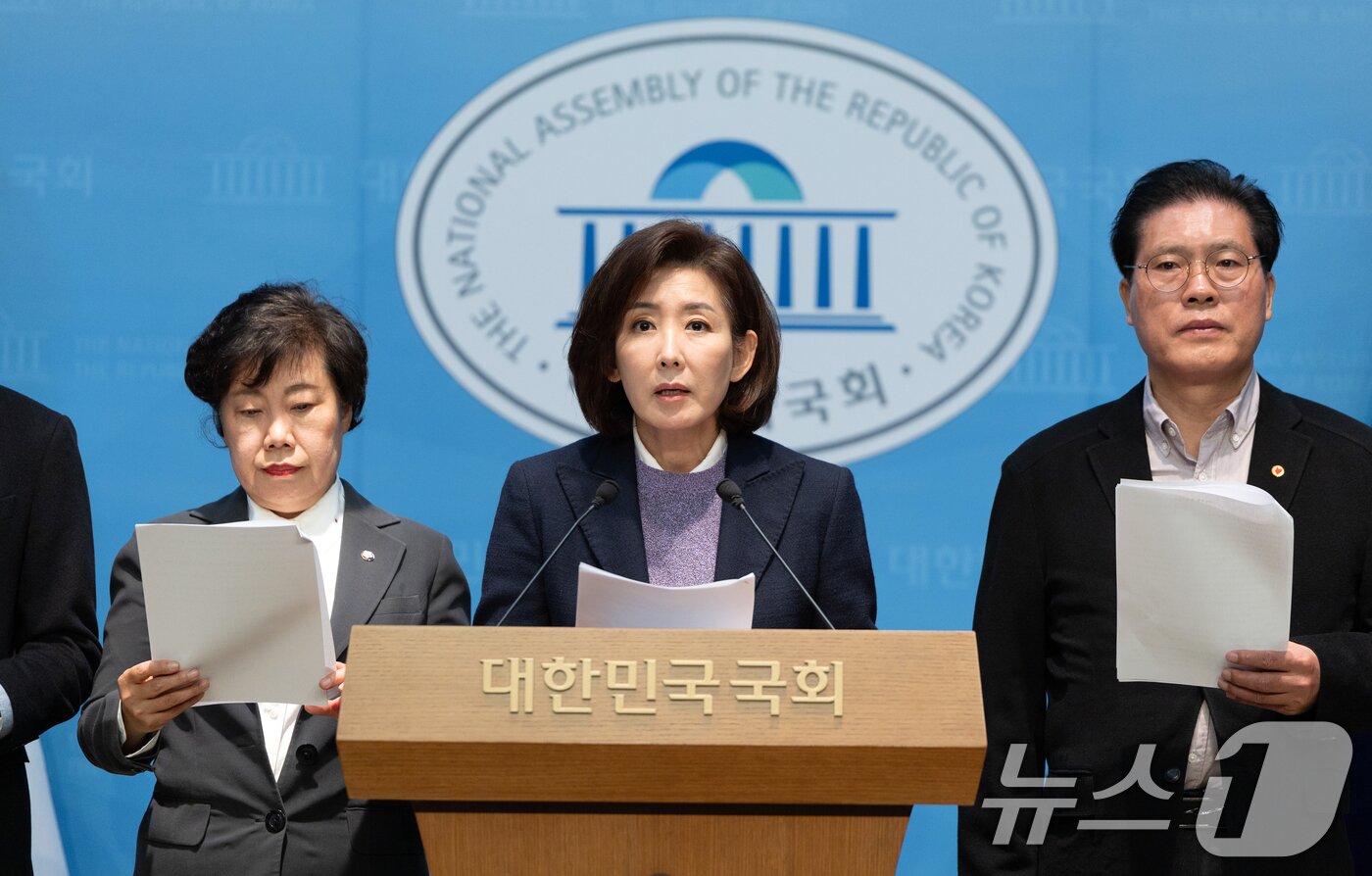 본문 이미지 - 나경원 국민의힘 의원을 비롯한 법제사법위원들이 9일 서울 여의도 국회 소통관에서 대장동 사건 항소 포기 관련 현안 기자회견을 하고 있다. 2025.11.9/뉴스1 ⓒ News1 이승배 기자