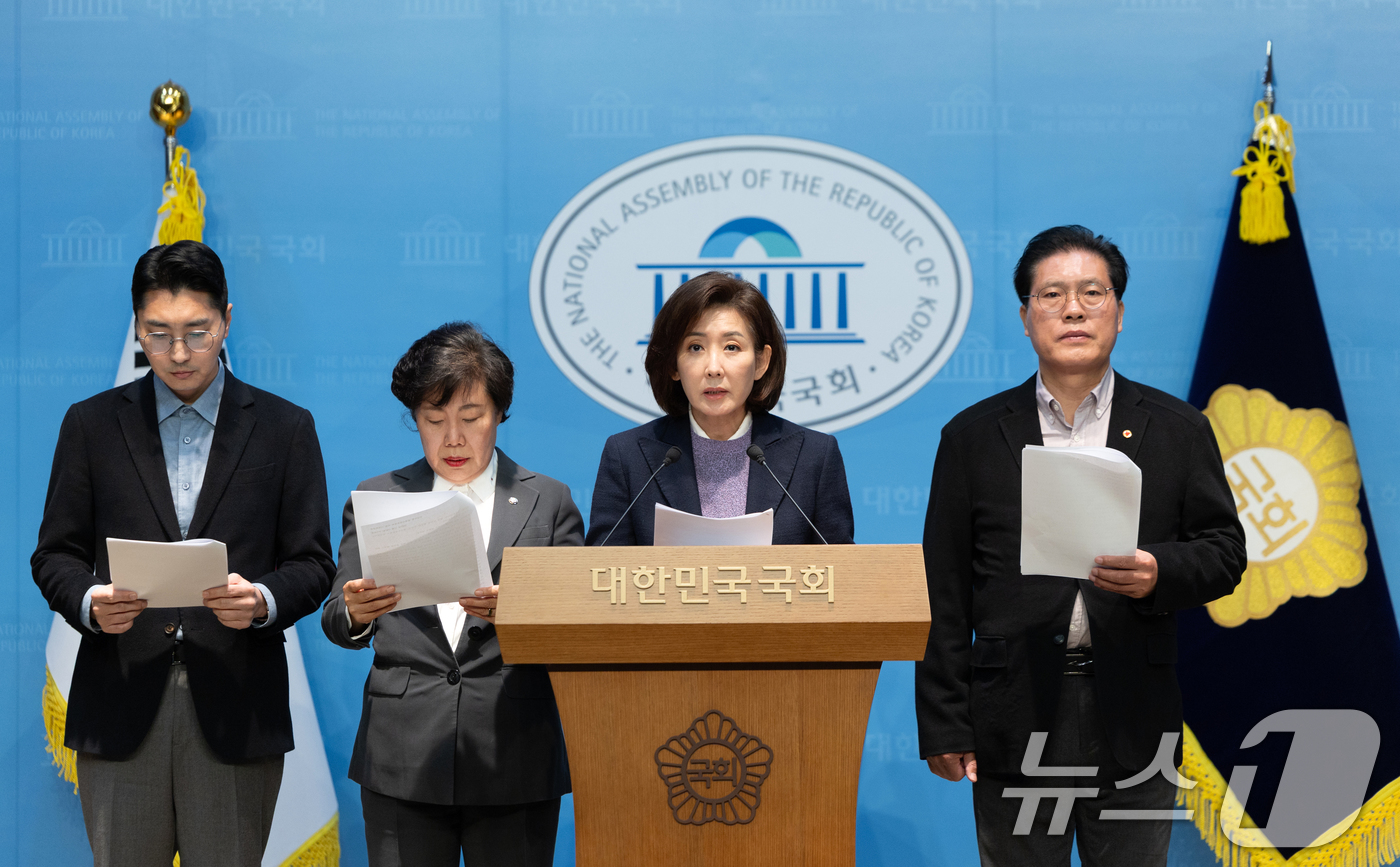 (서울=뉴스1) 이승배 기자 = 나경원 국민의힘 의원을 비롯한 법제사법위원들이 9일 서울 여의도 국회 소통관에서 대장동 사건 항소 포기 관련 현안 기자회견을 하고 있다. 2025. …